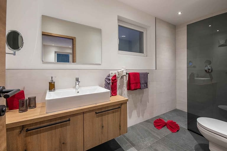 Appartement Finn - Das Appartement ist mit 2 erstklassigen und getrennten Sanitäranlagen mit begehbarer Dusche und WC ausgestattet.