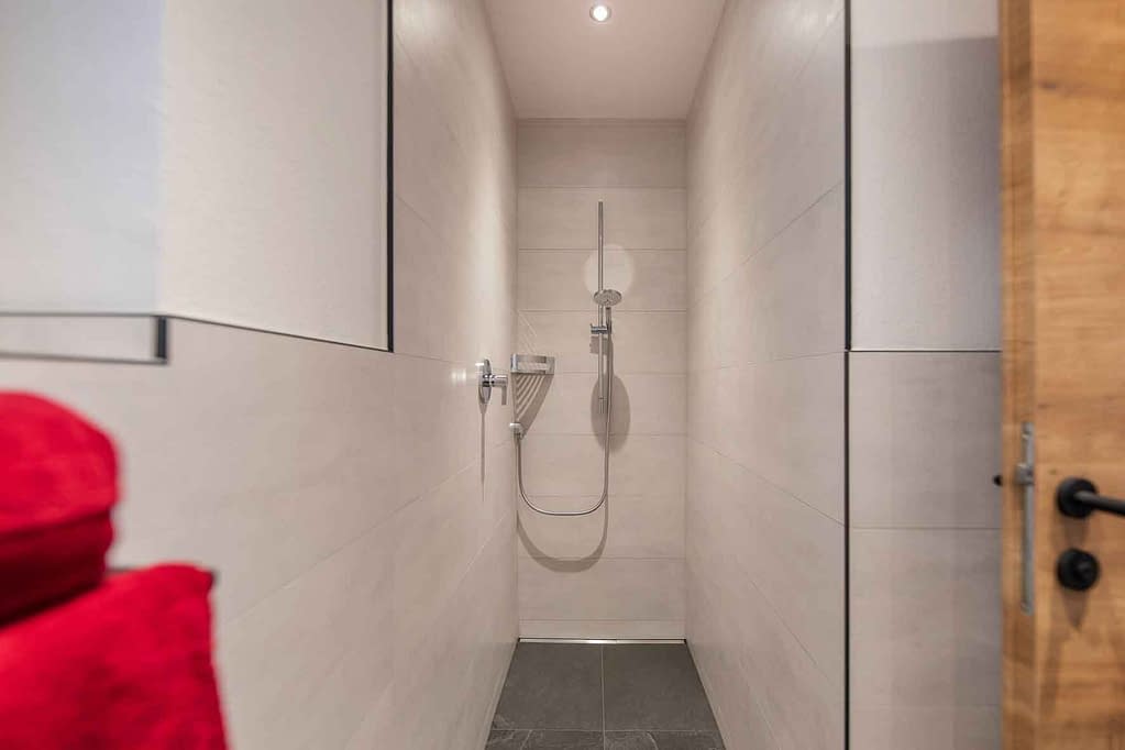 Appartement Naomi - Die erstklassige Sanitäranlage verfügt über eine begehbare Dusche.