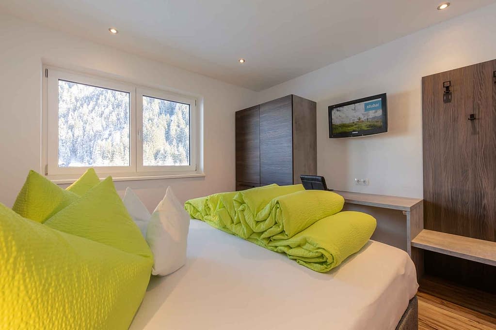 Appartement Naomi - Das zweite Schlafzimmer mit Boxspring Bett, Satelliten TV & Free WIFI.