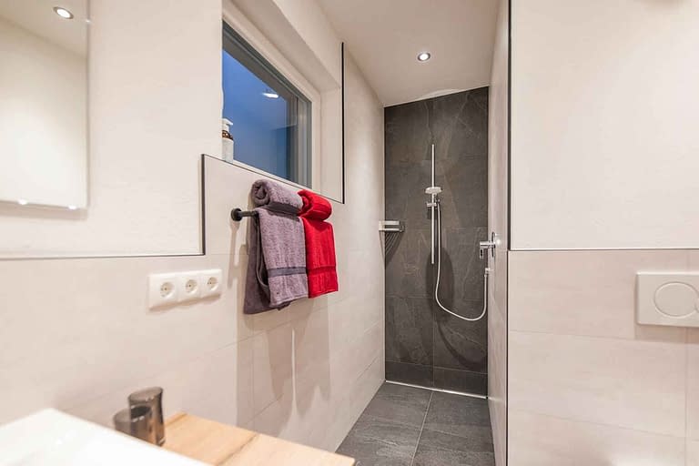 Appartement Finn - Das erste von 2 erstklassigen Sanitäranlagen mit begehbarer Dusche.