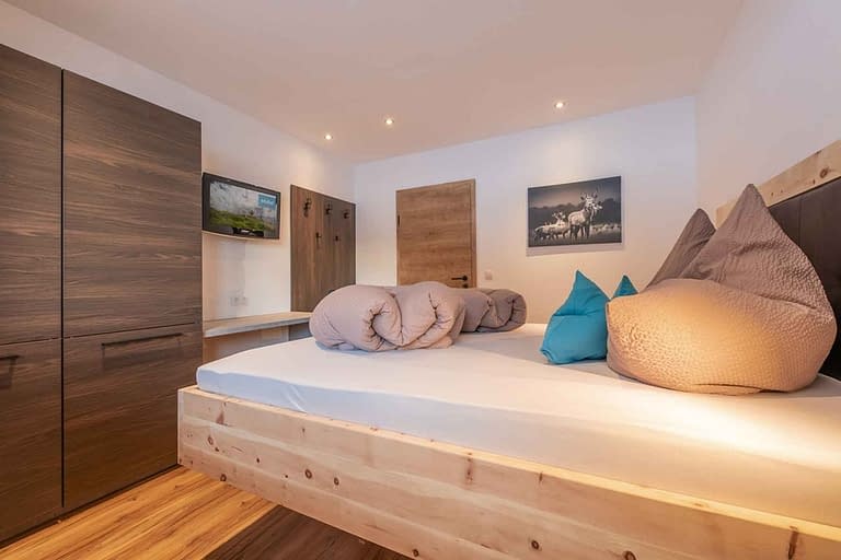 Appartement Finn - Das zweite Schlafzimmer mit Zirbenbett, Satelliten TV & Free WIFI sowie einem großzügigen Kasten.