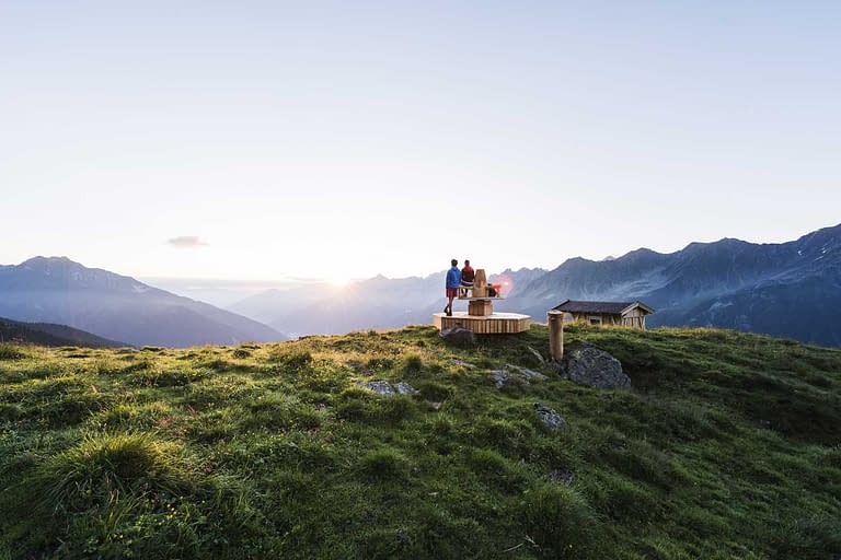Hike from Oberegg via the Milderaunalm to the Hühnerspiel nature site at the foot of the Brennerspitze in the Stubai Alps.